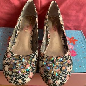 Poetic License Women’s shoes, sz 7, blk w/flowers & rhinestone accents.